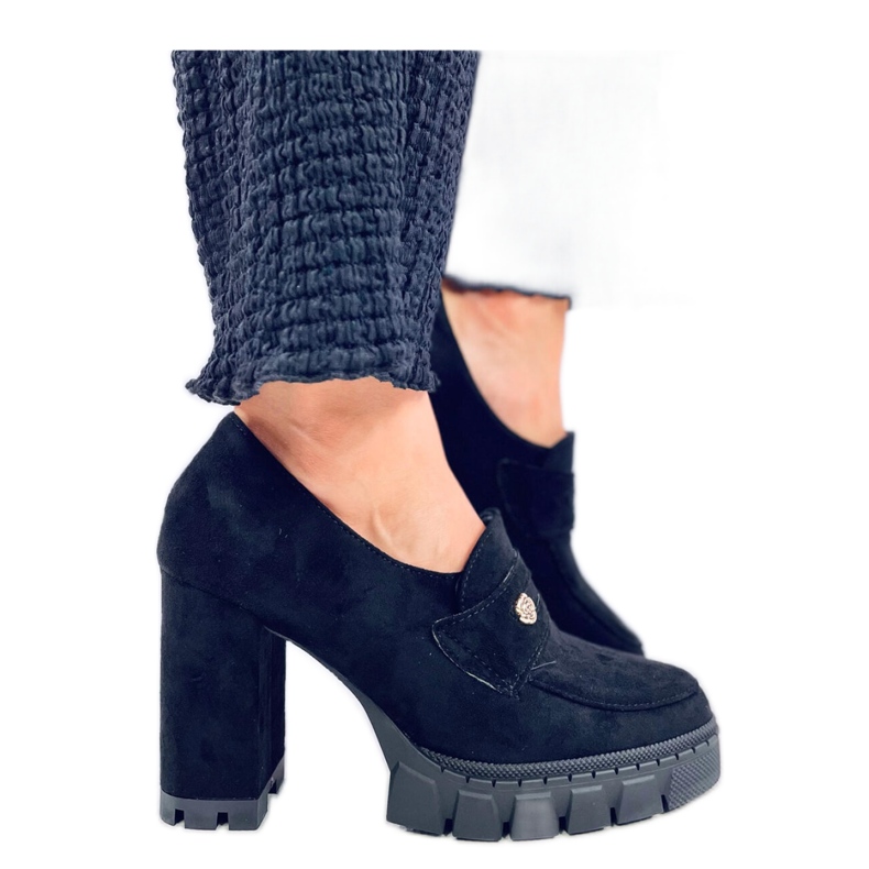 Mocassins pretos de salto alto e plataforma