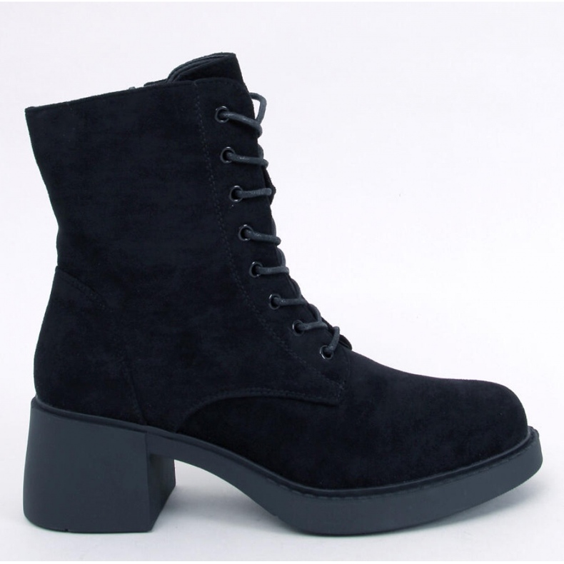 Botins pretos com atacadores