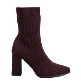 Botas marrons com meia de salto alto marrom