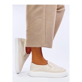 Tênis slip-on bege com aberturas
