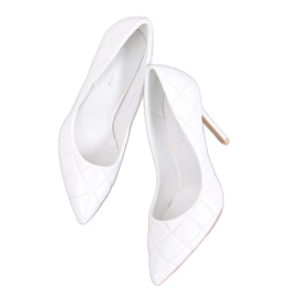 Sapatos de salto agulha acolchoados brancos