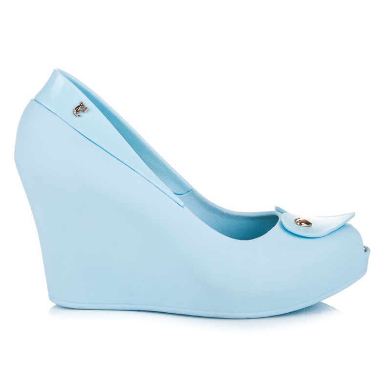 Vices Meliski em uma cunha de dedo do pé aberto azul Vices Meliski em uma cunha de dedo do pé aberto azul