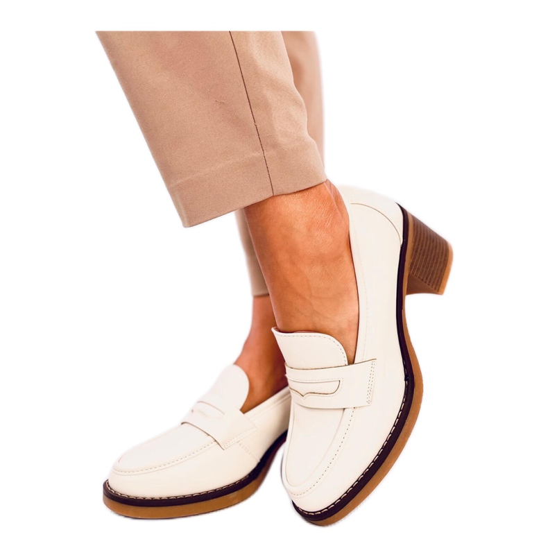Mocassins bege de salto alto