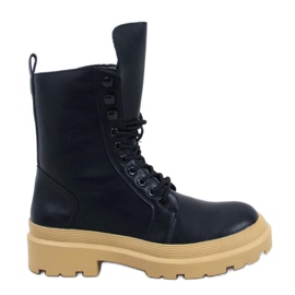 Botins com atacadores e protetor preto