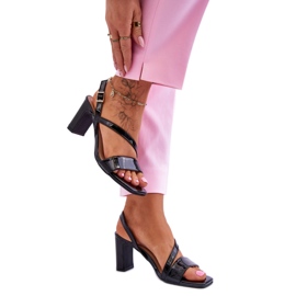 Sandália laqueada preta no poste preto