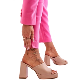 Chinelos femininos bege de salto alto