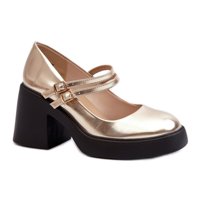 Sapatos dourados com salto enorme