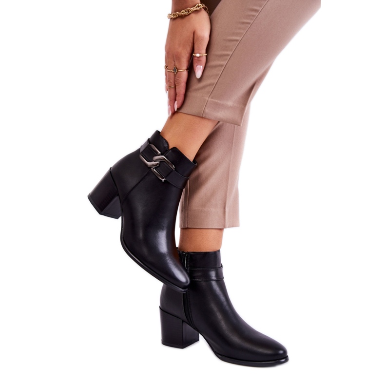 Botins femininos confeccionados em couro ecológico.Preto