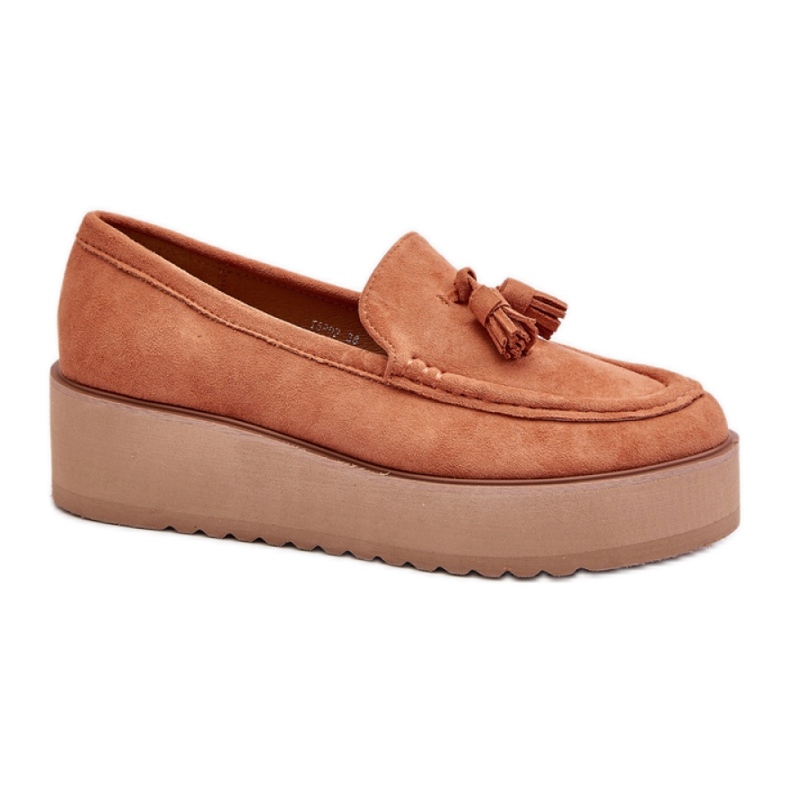 Mocassins femininos em camurça ecológica sobre plataforma laranja