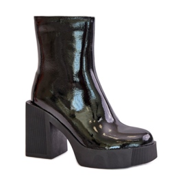 Botins envernizados com salto enorme preto