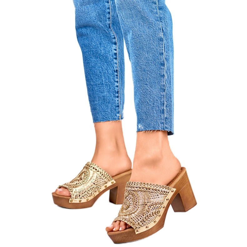 Chinelos femininos de salto alto C388GO, dourados amarelo