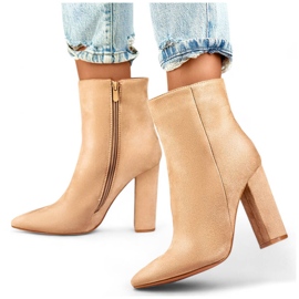 Botins femininos de camurça com salto pontudo, bege D7959B