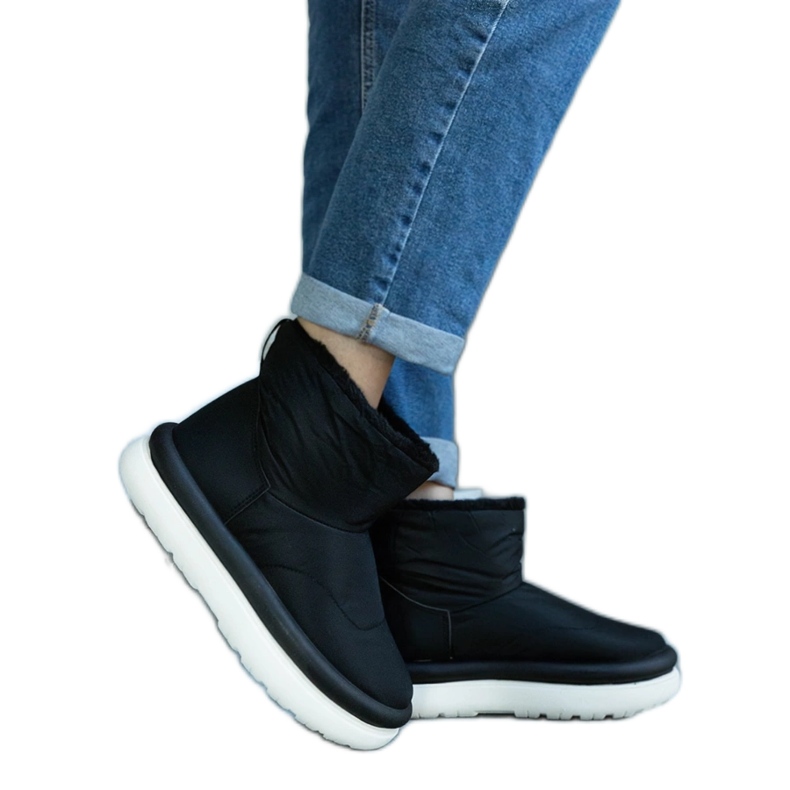 Botas pretas de neve quentes na plataforma Cores preto