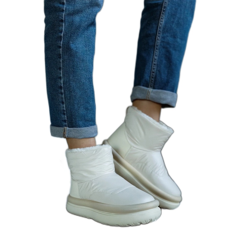 Botas de neve quentes bege na plataforma Cores Botas de neve quentes bege na plataforma Cores