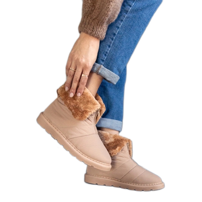 Botas de neve isoladas bege com gola da Edidda