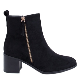 Aguirre Botins pretos de camurça e salto alto.