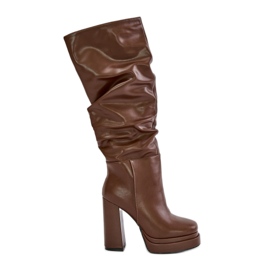 Botas marrons Beridra isoladas slip-on com salto alto e plataforma com franzido marrom