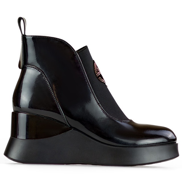Botas femininas de couro envernizado com cunha. Botins femininos elegantes e isolados. preto