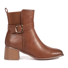 Botins femininos castanhos com fivela marrom