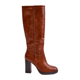 Botas femininas no posto de couro ecológico em frente ao camelo do joelho castanho