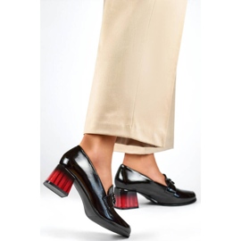 Sapatos femininos envernizados com decoração de salto, pretos GD-FL479-B Sapatos femininos envernizados com decoração de salto, pretos GD-FL479-B