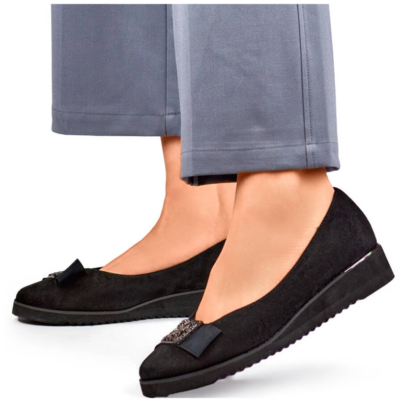 Sapatos femininos de camurça com cunha e decoração, pretos GD-FL766A-B