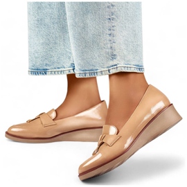 Sapatos femininos lacados com cunha bege 24-58266BE