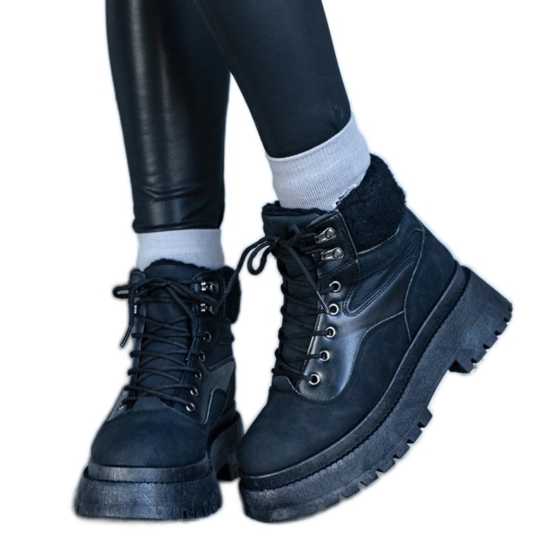 Tênis preto com sola grossa e melhor pelo