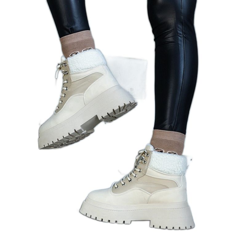 Tênis bege com sola grossa e pele da Best Tênis bege com sola grossa e pele da Best