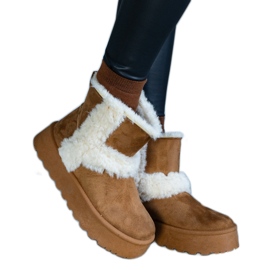 Botas de neve com plataforma de camurça ecológica marrom decoradas com pele da Peters