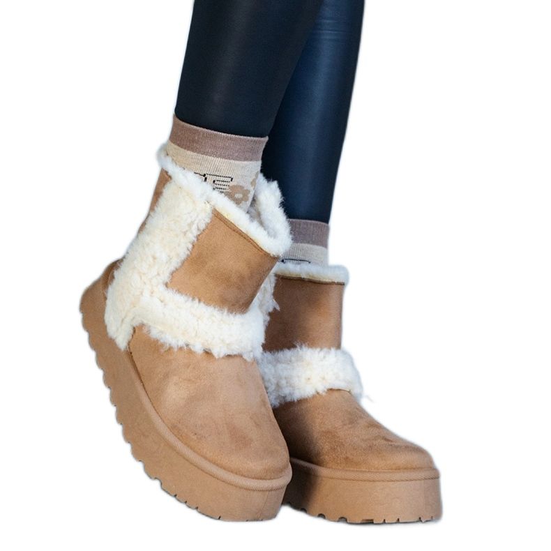 Botas de neve em camurça ecológica bege escuro em plataforma decorada com pele da Peters Botas de neve em camurça ecológica bege escuro em plataforma decorada com pele da Peters