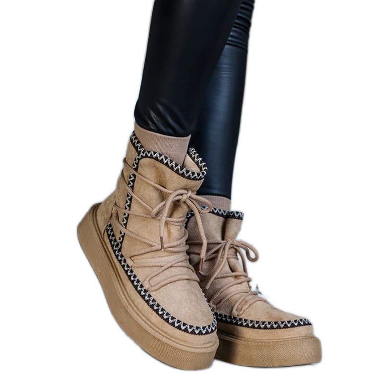 Botas de neve com plataforma bege e cadarço decoradas com bordado Mckenzie