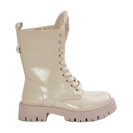 Botas de tornozelo de trabalhador isoladas patenteadas com decoração bege Kelilea