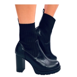 Botins pretos de salto alto