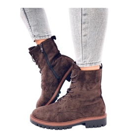 Botins em camurça castanha com atacadores marrom