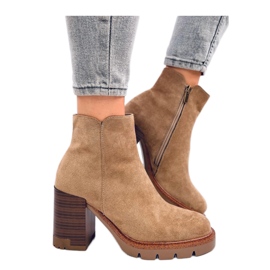Botins de salto alto com protetor bege