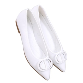 Sapatilhas brancas com biqueira amendoada branco Sapatilhas brancas com biqueira amendoada branco