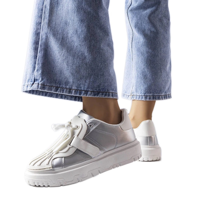 Tênis esportivos femininos prateados na plataforma prata