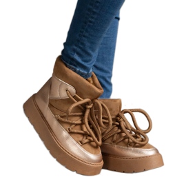 Botas de neve femininas marrons na plataforma, isoladas com pele marrom