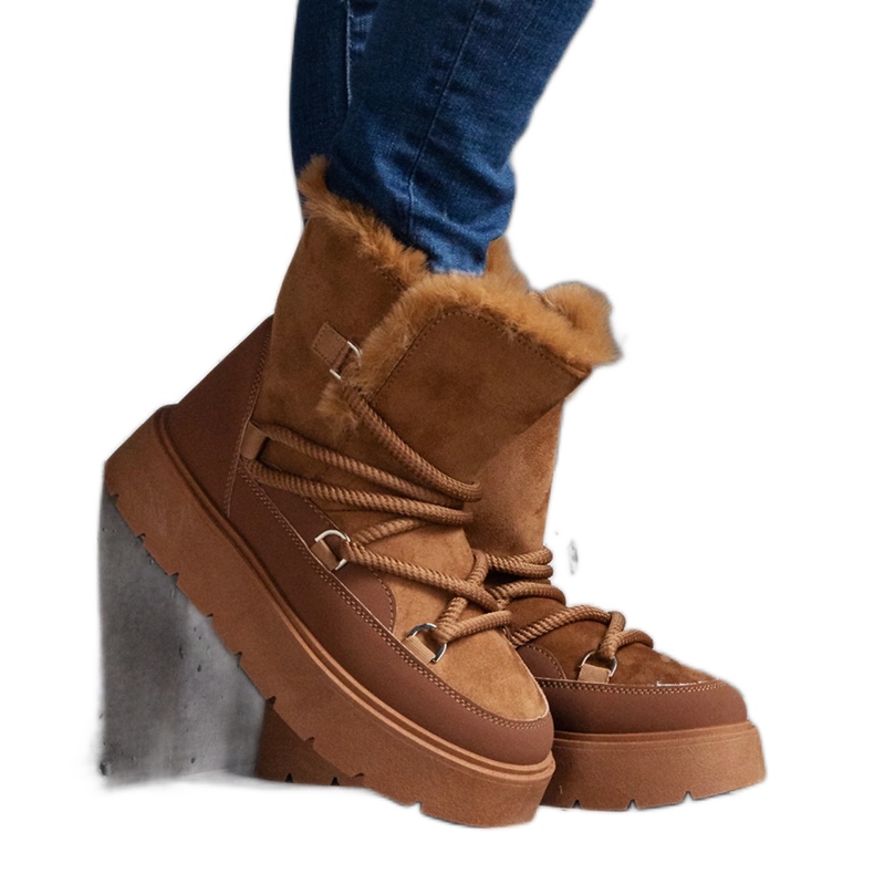 Botas de neve femininas marrons na plataforma, isoladas com pele castanho Botas de neve femininas marrons na plataforma, isoladas com pele castanho