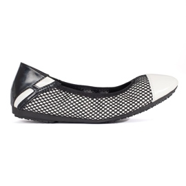 Sapatilhas brancas e pretas decoradas com malha branco