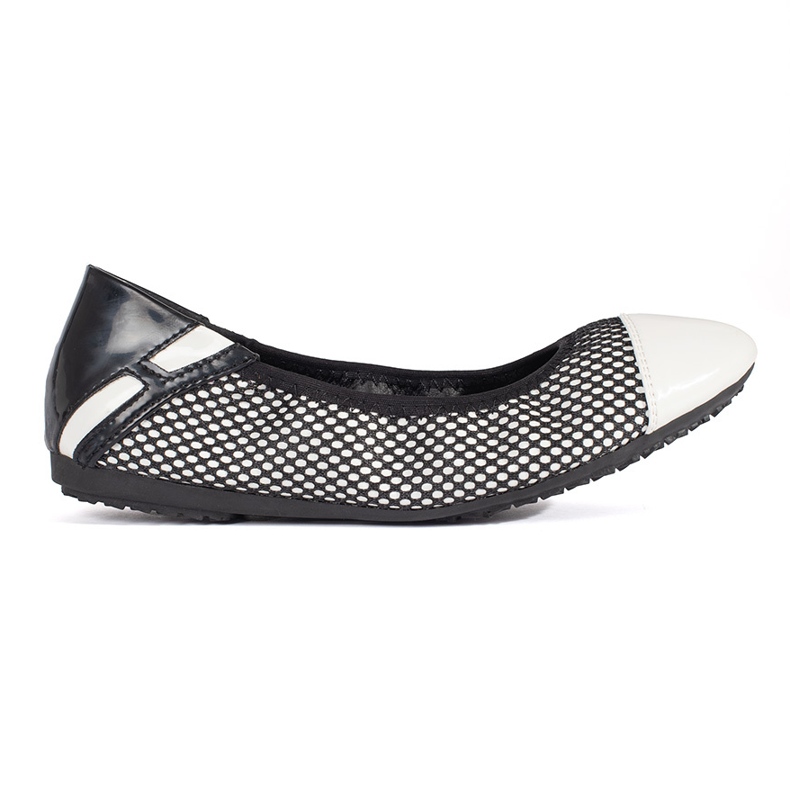 Sapatilhas brancas e pretas decoradas com malha branco