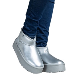 Botas prateadas de neve baixas na plataforma prata