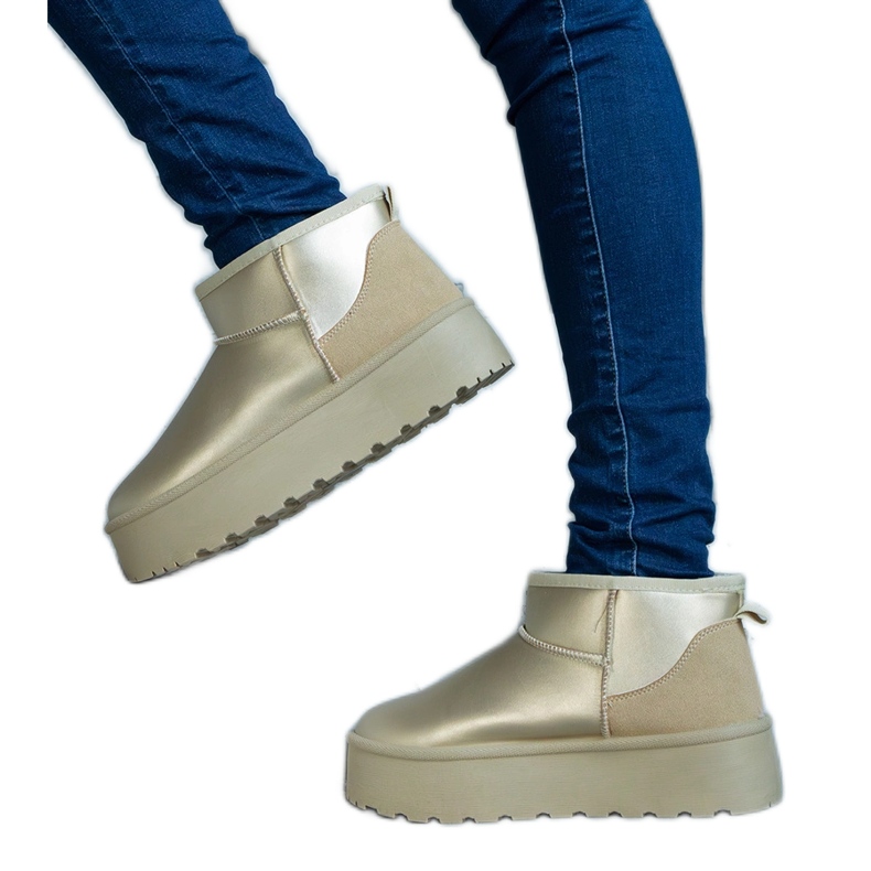 Botas douradas de neve baixas na plataforma dourado
