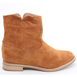 Botas isoladas com cunha de camelo escondida castanho