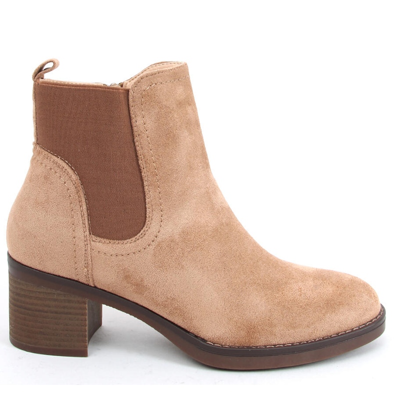Botins bege com salto largo e isolamento