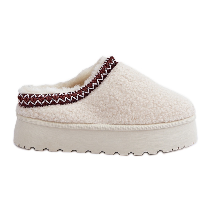 Chinelos de pele de carneiro bege claro sobre plataforma com pele