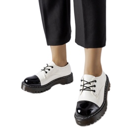 Sapatos envernizados brancos e pretos Sapatos envernizados brancos e pretos