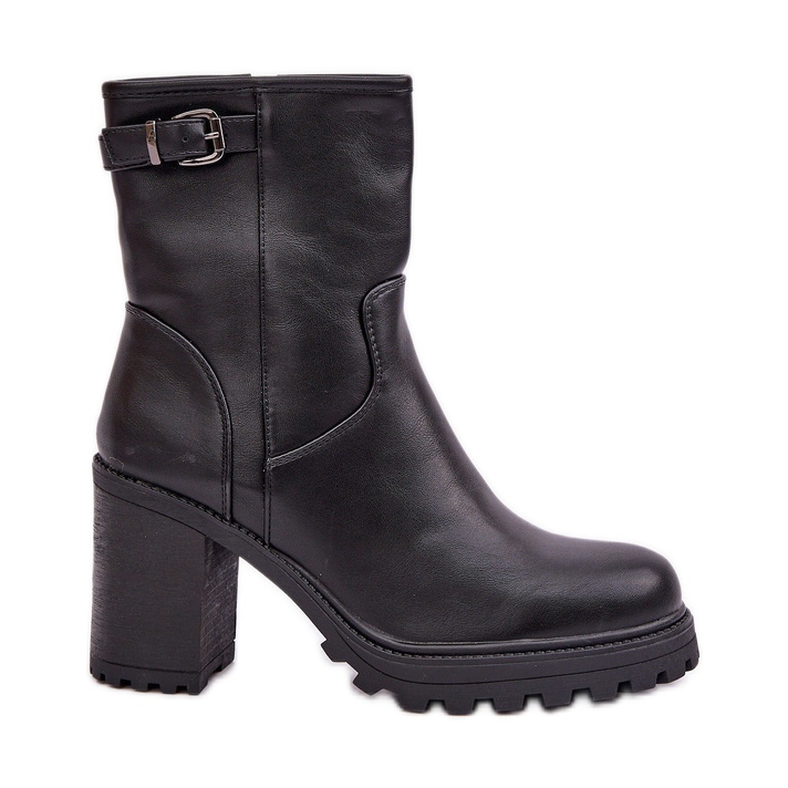 Botins isolados com fivela, pretos