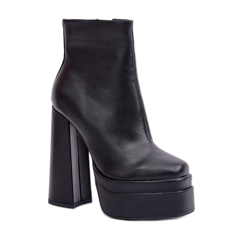 Botins femininos pretos em plataforma enorme